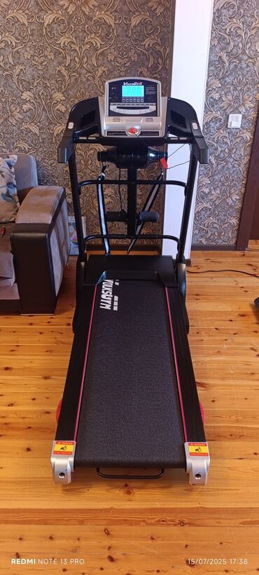 Hovuzlar: Evdə istifadə üçün nəzərdə tutulmuş VolksGym K15+ qaçış yolu. Qara
