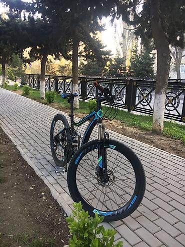 İdman velosipedləri: Dağ/şosse üçün universal velosiped - Rəng: qara-mavi akssentlərlə - — 2