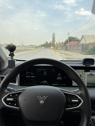 Другие автомобили: Электромобиль-кроссовер (компактный SUV), белый цвет кузова. Основные — 15