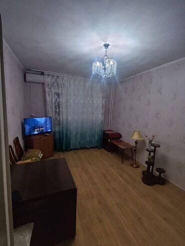 срочно продаётся 1 комнатная квартира в районе ошского рынка по улице кенсуйская: 1 бөлмө, 36 кв. м, 105-серия, 8 кабат, Косметикалык ремонт