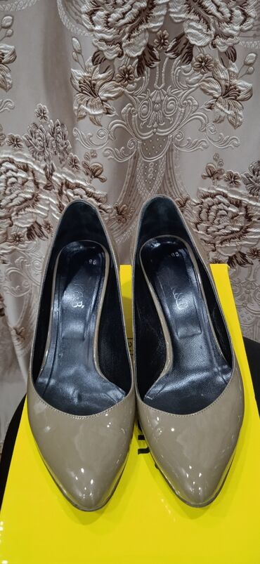 безрукавки женские: Нарядные туфли отличного качества, Турция. размер 38