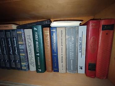 Книжные шкафы: Продаю книги оптом и в розницу. Прошу 30 сом за книгу. Оптовым — 6