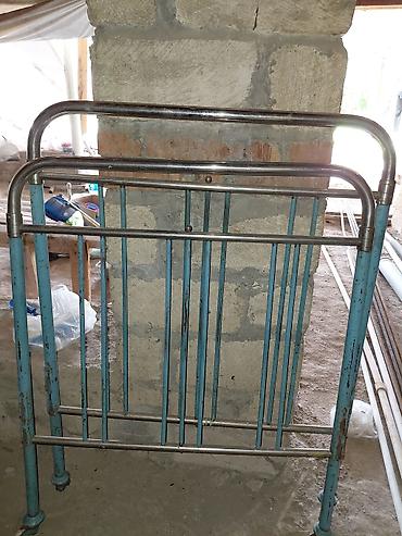 salon mebeli ikinci el: Şəkidə metal çarpayı satılır. İstifadəyə tam yararlıdır. Başlığı taxıb — 2