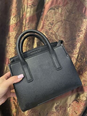qaqa stili: Əl çantası, Charles & Keith