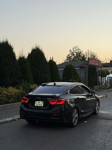 elektrikli maşınlar: Chevrolet Cruze Sedan – qara rəng, aerodinamik kuzov və LED ön/arka — 4