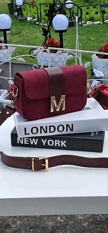 torbe slike: Mini crossbody torba sa slovom “M” na kopči. - Dizajn: pravougaona — 4