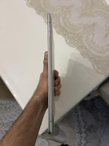 apple notebook: Apple iPad Air 1-ci nəsil, 16GB, A1475. Planşet işlək vəziyyətdədir — 2