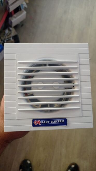 vintil: Part Electric brendinin ağ rəngli, kvadrat formalı havalandırma