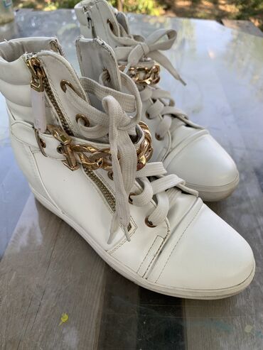 обувь белая: Обувь на скрытой платформе в хорошем состоянии 
Размер 38
