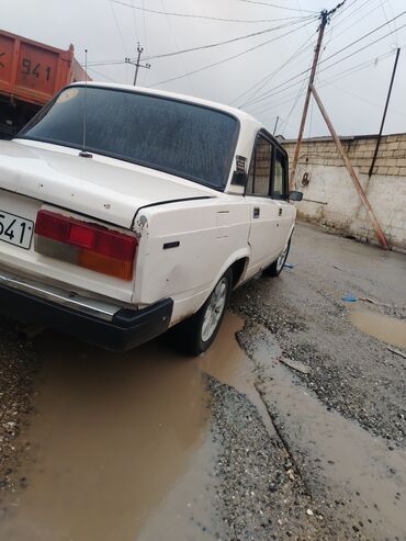 VAZ (LADA): VAZ 2107, ağ rəng, sedan gövdə. Texniki xüsusiyyətlər və təchizat: - — 6