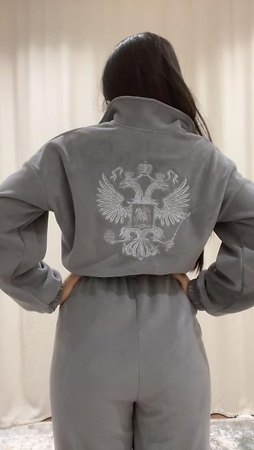 Женский спортивный костюм из мягкого велюра, серого цвета. -