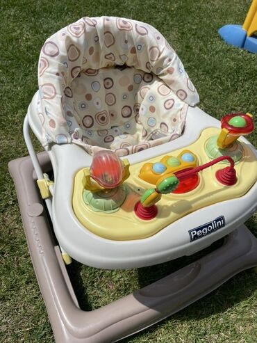 wow igracke: Pegolini Primo šetalica za bebe. Ima sedište sa mekanom podlogom sa