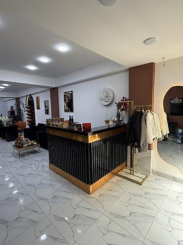 plastik setka qapi: Qara-qızılı resepsiyon/qarşılama stolu - Dizayn: Qara parlaq üst — 3