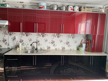 бушный мебель: Кухонный гарнитур, цвет - Красный, Б/у