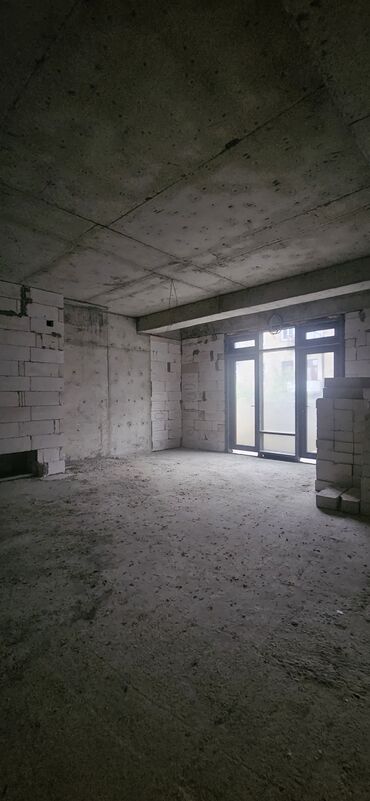 Kommersiya daşınmaz əmlakının satışı: Xüsusiyyətlər: - Kompleksin əsas girişinə yaxın, vitrinalı ön fasad və — 7