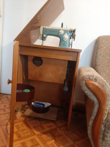 Другие товары для дома: Машинка швейная
чайка
старая 
возможно не рабочая