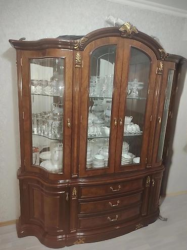 Klassik üslubda vitrin və komod dəsti - Material: massiv ağac və