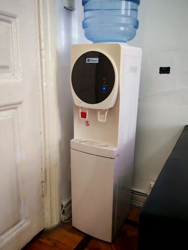 Su filtrləri: Silver markalı su dispenzeri ağ rəngdədir və üst hissəsində su
