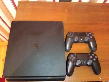 PS4 (Sony Playstation 4): (PLAYSTATION 4 SLİM TƏCİLİ SATILIR) (500 GB 2 ƏDƏD ORGİNAL PULT)