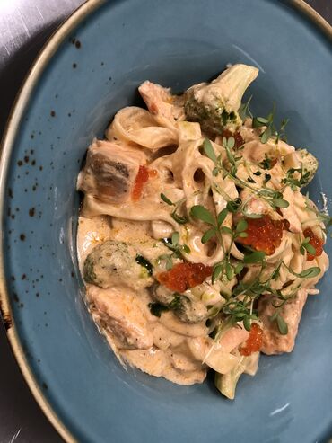 Повара: Шеф повар богатый опыт работы более 12 лет. Работал в Москве элитных — 9