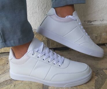 Women's Sneakers and athletic shoes: 2200 — 9