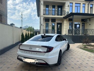 хонда соларис: Белый седан Hyundai Sonata с элегантным дизайном. Автомобиль оснащен