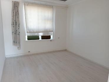 Продажа коттеджей и домов: Продаётся одноэтажный дом с просторным двором. Характеристики: - — 52