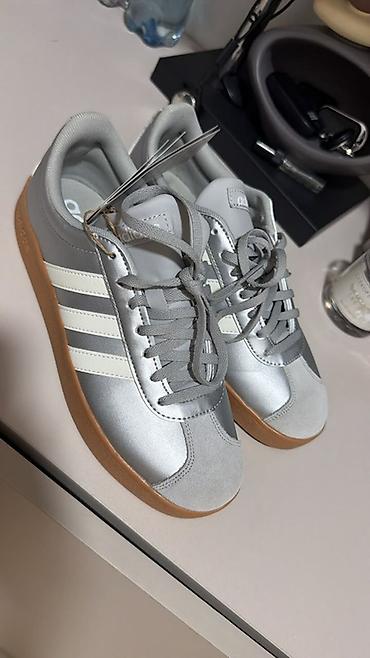часы герб: Мужские кроссовки, 37, Adidas, Новый, цвет - Серебристый, Самовывоз, Платная доставка — 1