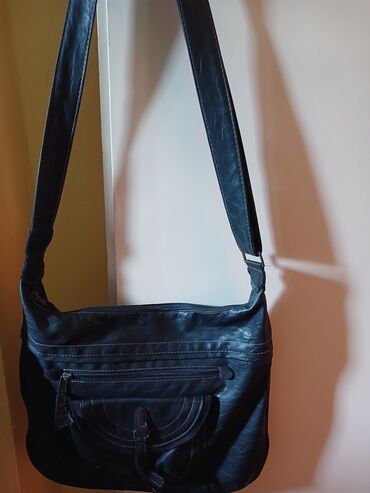 torba: Crna kožna torba nova. Prelepa,lagana i udobna za noṣ̌enje.Materijal