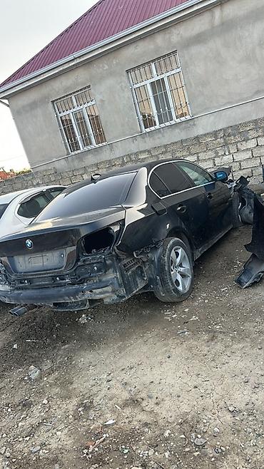 BMW 5 Series sedan (E60) – qara rəng, arxa ötürücülü. Benzin