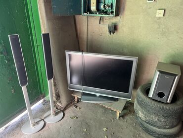 ТВ и видео: Продаю телевизор комплект! Телевизор работает! Но включается и потом