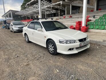 фара хундай саната: Белый седан Honda Accord с багажником на крыше. Автомобиль оснащен