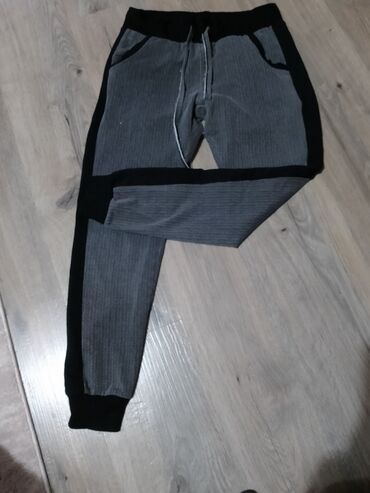 tech fleece 1:1: Moderne sportske pantalone u kombinaciji sive i crne, sa praktičnim