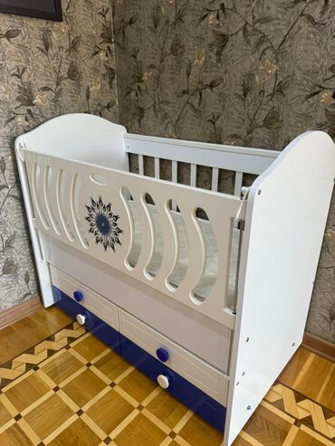 Oğlan və qız üçün, Dördbucaq, Beşik, Dəst ilə, Matras ilə, Yellənmə mexanizmsiz
