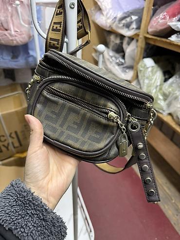 Сумки: Сумка через плечо в стиле Fendi с монограммным принтом FF. - — 2