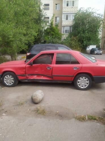 чехол для машины бишкек цена: Красный седан Mercedes-Benz 124 обём 2.3 четырьмя дверями, оснащенный