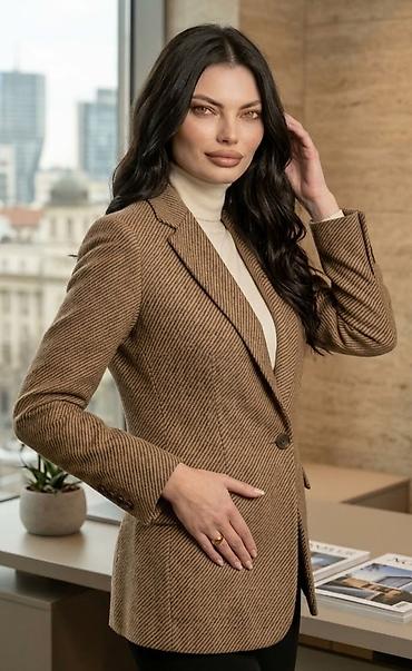 džepna rakija: Elegantni ženski blejzer – karamel braon, kosa pruga - Klasican kroj — 1