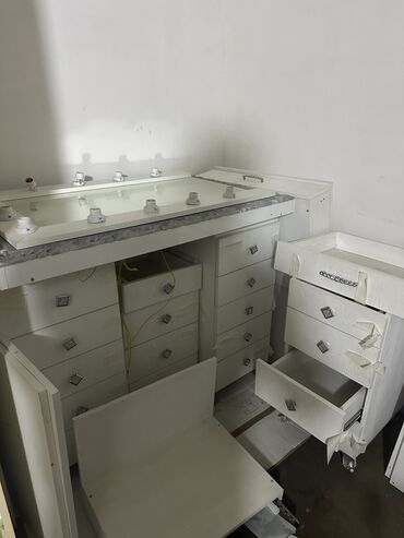 Salon, tibbi mebel dəsti: Gözəllik/saç salonu üçün mebel dəsti Tərkib: - Vizaj masası: geniş — 1