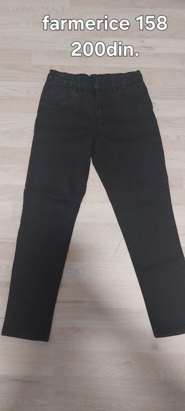 Duksevi: Dečiji duks sa kapuljačom bež boje. Dukserica ima crni rajsferšlus i — 2