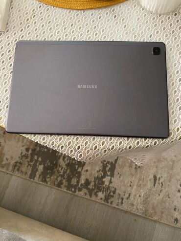 купить бу планшет: Samsung planşeti, qara rəngdə. Arxa tərəfində Samsung loqosu və kamera