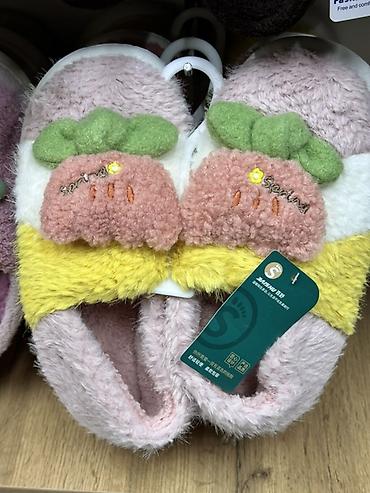 Домашние тапочки с мягким меховым верхом и мультяшным декором