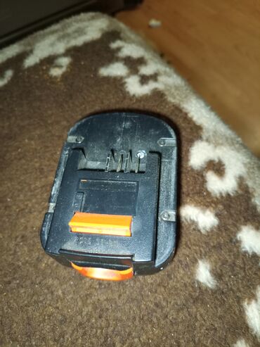 Ostali akumulatorski alati: - Black & Decker akumulatorska baterija - Oznaka: B&D, Ni‑Cd — 2