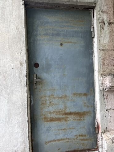 dəmir fermalar: Mavi rəngdə metal qapı. Ev və ya ofis üçün təhlükəsiz və davamlı giriş