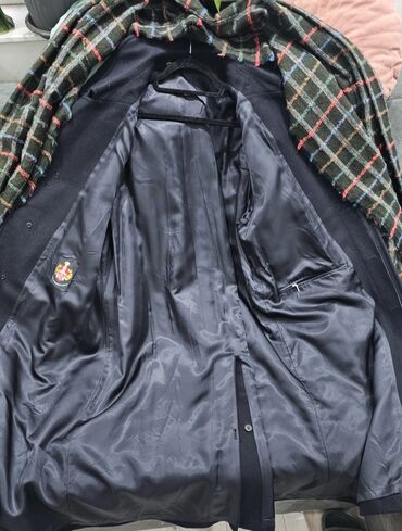 Kaputi i mantili: Muški dugi kaput od vune, tamnoplave boje, sa klasičnim kragnom i — 6