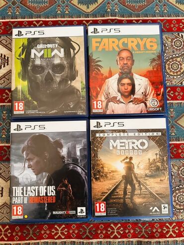 Oyun diskləri və kartricləri: Dörd ədəd PlayStation 5 videooyun diskindən ibarət kolleksiya. Bu