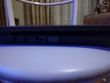 playstation 4 oyunları bakida: PS4 SLİM. 8 oyun 2si acıqdır. 2 konsol (USB sunur hem televizor ucun