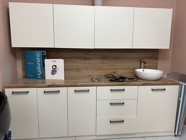 шкаф с антресолью трехдверный: Кухонный гарнитур, Шкаф, цвет - Бежевый, Б/у