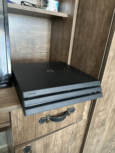 4 göz: PlayStation 4 Pro 1 TB yaddas Blomplari ustundedir ustada qetiyyen