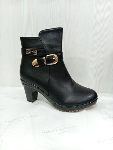 женские зимние замшевые ботфорты: Qadın üçün qara qısa çəkmə - Model: MALIŞA loqolu, dekorativ qızılı