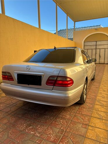 Mercedes-Benz: Mercedes-Benz E-Class (W210) sedan, gümüşü rəng. - İkiqat dairəvi ön — 7